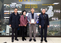 송강동 두리상인회, 유성구 김영철 하수팀장 감사패 전달