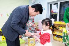 메리 크리스마스 박범인 금산군수, 직장어린이집 깜짝방문