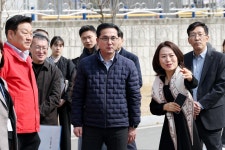 박희조 동구청장 천동초 방문, 정류장 안전 점검