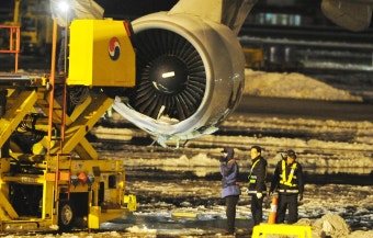 제주공항 도착 대한항공 여객기 엔진 덮개 파손...지연운항