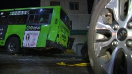 성산고가 아래로 마을버스 추락…2명 부상