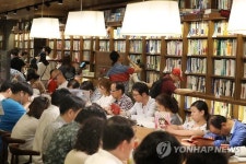 한강 작가 돌풍 계속‥정유정 신작 종의 기원도 큰 인기