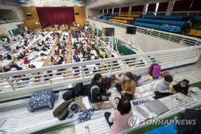 포항 흥해체육관 텐트공사…이재민 학교 2곳으로 임시분산