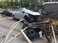 신촌오거리서 택시 추돌 사고...1명 부상· 차량 반파