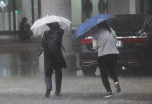 오늘 오후 3시부터 다시 강한 비…태풍 하구핏 북상으로 다음주까지 호우