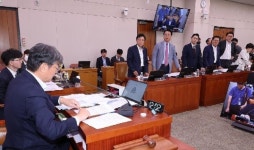 방송 3법, 여당 주도로 국회 법사위 통과…국힘 반발