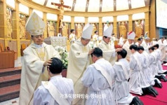 새 사제 18명 탄생… “예수님 따르는 삶” 다짐