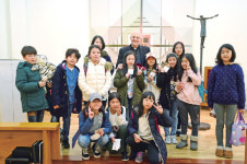 주한 교황대사 알프레드 슈에레브 대주교, 서울 하비에르 국제학교 학생들 만나
