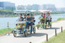 휠체어 장애인과 함께한 행복한 봄 나들이