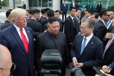 남북미 정상 DMZ 회동…트럼프, 북한땅 밟은 첫 美 대통령