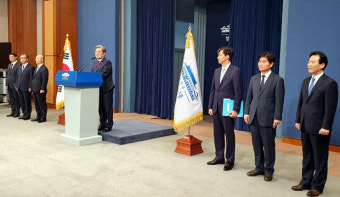 文대통령,민정수석 김조원,일자리 황덕순,시민사회 김거성 임명.