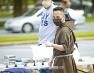 하느님 모상인 인간은 서로에게 거울과 모범이 돼야