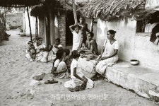 [박노해 사진 에세이 길] 바닷가 마을의 담소