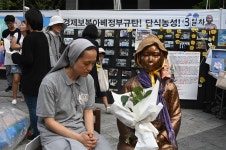 변호사양성우법률사무소 | [인터뷰] 양성우 변호사 "위안부 피해 소송 의미 전혀 이해하지 못한 판결"