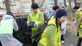 가톨릭대, 소외 이웃에 연탄 4000장 나눔 봉사