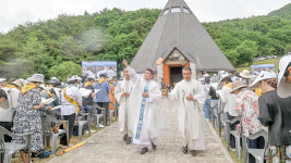땀의 순교자 신앙 전한 ‘멍에목’에 세례성당 축복