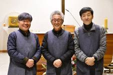 앞치마 두르고 미사 준비하는 남성 제대회 3인방