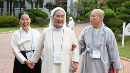 수녀·수사와 스님·교무들 수도원에서 영적 우정을 꽃피우다