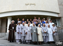 수녀·수사와 스님·교무들 수도원에서 영적 우정을 꽃피우다