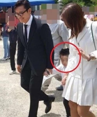 이병헌·이민정 부부, 4살 나이 아들 노출 