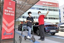 기아차, 직영서비스센터 차량정비 대기 고객들에게 공유형 전동킥보드 서비스 제공