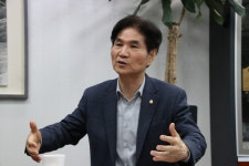 이용선 국회의원 주차장 태양광, RE100 실현과 전기차 급속충전기 보급까지 일석이조