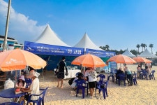 SK렌터카, 반려해변 협재해수욕장 정화활동…관광객도 동참하고 알-고팡 선물