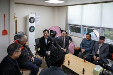 (KECA 네트워크)전기공사협회 부산시회전기시설 점검·노후 전등 LED교체 및 겨울나기 물품 전달사회공헌 활동 전개