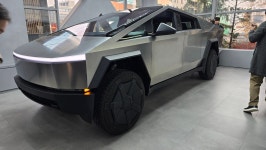 테슬라, 수입차 메카 도산대로에 뮤지엄 콘셉트 전시장…사이버트럭부터 도조까지 한눈에