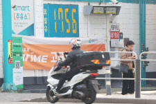 산업부, 고속도로 주유소 100여곳 특별점검…가격 부담 완화에 노력