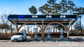 아스팔트 위에 자연을 세우다…워터, 고속도로 충전소에 첫 목재 캐노피 도입