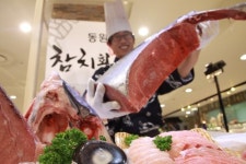 광주신세계 즉석 참치회 맛보세요