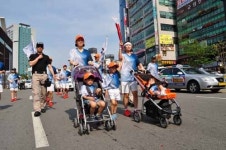 U대회 성화 봉송 후원사도 함께 뛰어