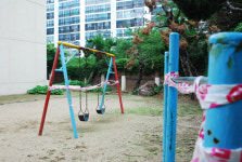 폐쇄된 놀이터 마을과 함께 되살린다