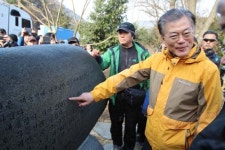 [사진뉴스]문재인 ‘노무현길’ 보며 추억 회상