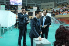 [사진뉴스]윤장현 시장 누구에 한 표를?