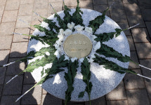 “5·18 세계로 뻗어나가길” 명동성당 앞 ‘오월걸상’ 제막