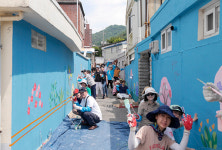 “골목에 생기를” 삼성생명·광주지속가능협 벽화그리기