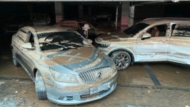 아파트 지하주차장 아직도 엉크러진 차가 100여 대