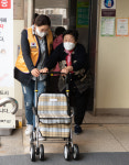 어르신들의 발 실버카 제공하고, 세척·수리…