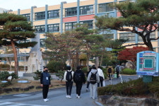 수능 시작 긴장감 속 학생들 입실