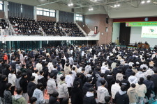 4년 만에 학교 체육관 가득 채운 입학식
