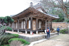 사흘동안 먹을 식량이 산에. 그래서 食山