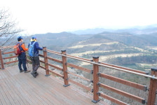 사흘동안 먹을 식량이 산에. 그래서 食山