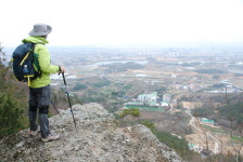 사흘동안 먹을 식량이 산에. 그래서 食山