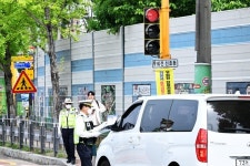 횡단보도 앞 가다서다, 혼란의 우회전 여전