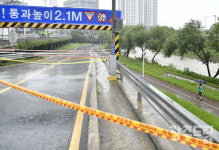 출입금지 뚫고 범람 위험 하천 산책 눈살