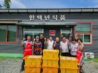 입고, 먹을 것 한가득 구입 10대들 응원