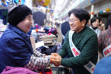 강기정 광주시장, 대인시장서 설 물가 점검