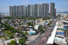 길 건너 2500세대 입주, 양동시장엔 그림의 떡